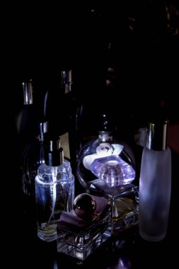 parfüm şişeleri Üzerinde ışıklar ve gölge