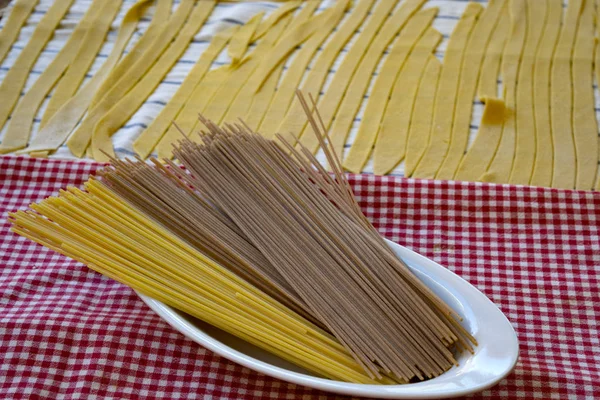 Approche de spaghettis complets et normaux — Photo