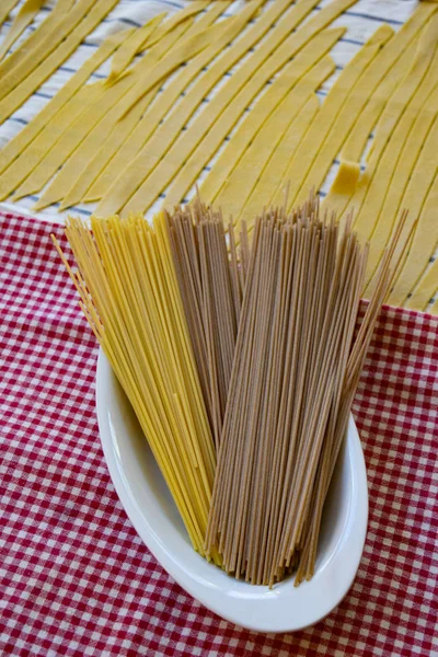 Annäherung an Vollkorn- und normale Spaghetti — Stockfoto