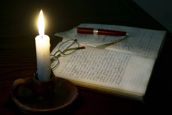 Reflexiones y meditaciones a la luz de las velas — Foto de Stock