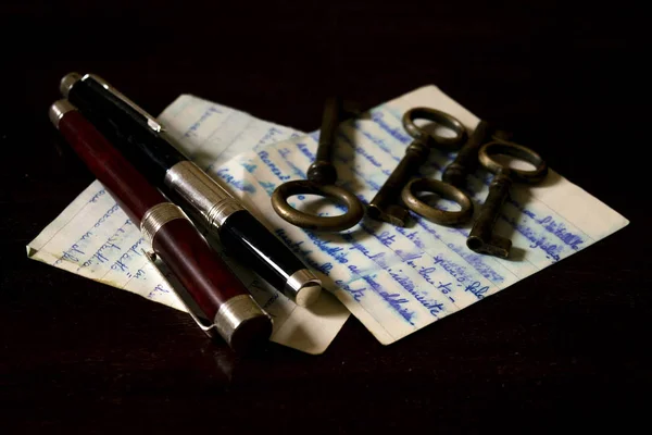 Stilografiche chiavi e vecchio foglio scritto a mano — Foto Stock