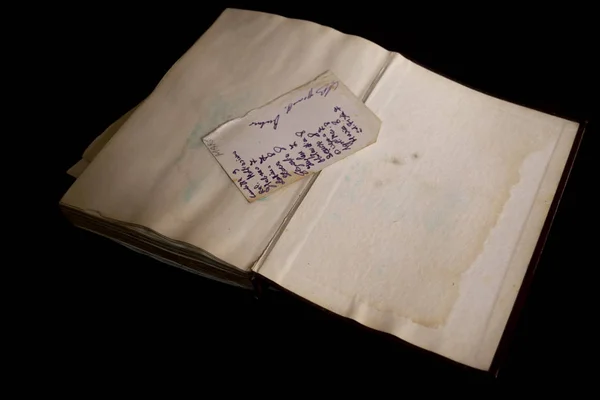 Vieille note manuscrite dans un livre ancien — Photo