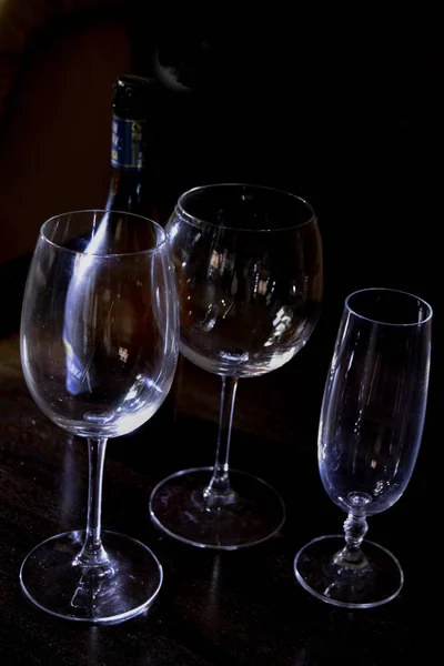 Serie de gafas de vino con una botella de cerveza — Foto de Stock