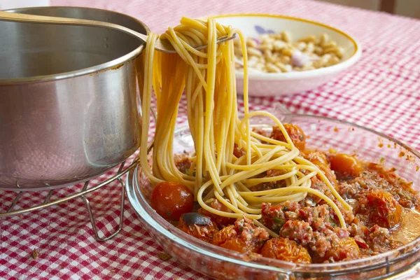 Volkoren Spaghetti met verse tomatensaus — Stockfoto