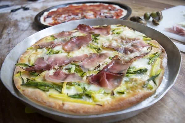 Pizza com abobrinha e presunto — Fotografia de Stock