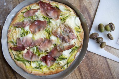 Kabaklı ve parmalı ev yapımı pizza.