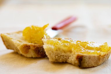 Ekmek ve portakal reçeli