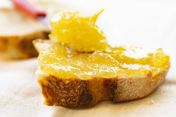 Brood en sinaasappeljam — Stockfoto