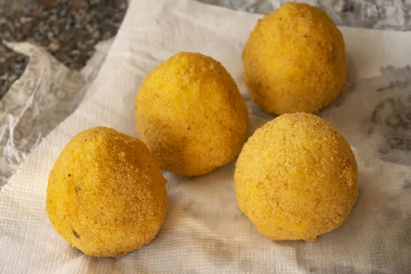 Siciliaanse arancine is net gebakken. — Stockfoto