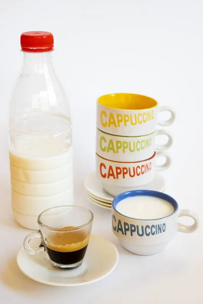 Capuchino italiano con leche y café —  Fotos de Stock