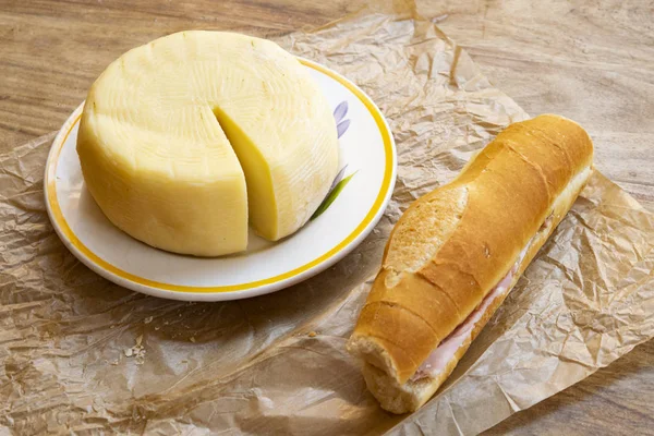 Sardischer Pecorino und gefülltes Baguette — Stockfoto