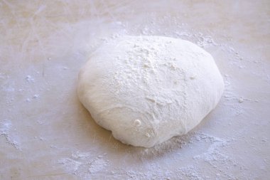 Pasta tahtası üzerinde pizza hamuru.