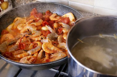 Karides ve domates soslu spagetti hazırlıyorum.