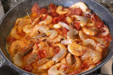 Tişörtlü ve kiraz domatesli makarna sosu.