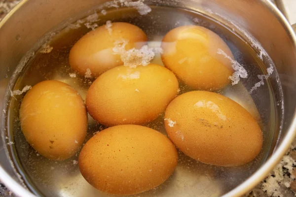 Kaynar Suda Pişerken Haşlanmış Yumurta — Stok fotoğraf