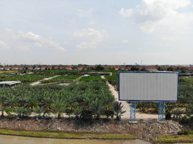 Boş büyük billboard reklam mavi gökyüzü karşı. Beyaz renk arka plan işaretiyle büyük boş billboard.