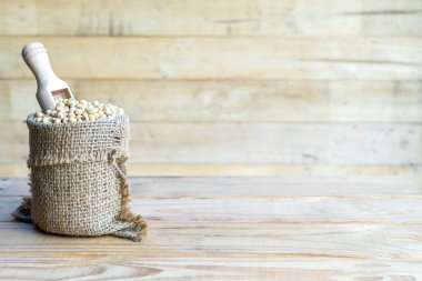 Soya fasulyesi ve soya sütü bir cam ve ahşap masa, üstten görünüm şişesinde