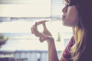 Mutlu genç kadın lezzetli sıcak peynir pizza dilimi yemek.