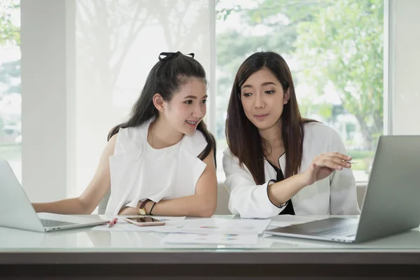 Unga Asiatiska Affärskvinna Arbetar Tillsammans Med Laptop Skrivbordet Kontoret Kollegor — Stockfoto