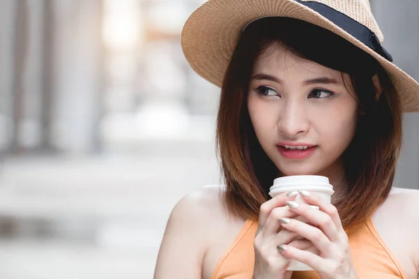 Ung Asiatisk Kvinna Känsla Glad Håller Kaffekopp Tittar Bort — Stockfoto