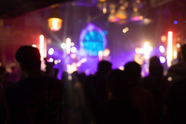 Bir parti konserinde Kalabalığı eğlendirmekten. Canlı konser sahne gösterisi seyirci insan siluetleri. Mutlu fan tezahürat müzisyen grubu, gece hayatı eğlence olay kavramı.