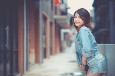 Portre genç kadın moda modeli yaşam tarzı. Seksi eğrisi vücut poz denim kot giyen güzel kız.