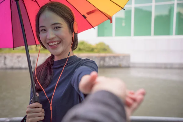 Casal Viajantes Mãos Dadas Férias Mulher Caminhando Amante Líder Férias — Fotografia de Stock