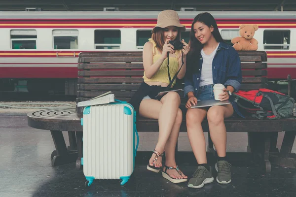 Друзья Фотографируют Путешествуют Вместе Вокзале Бангкока Две Молодые Женщины Турист — стоковое фото