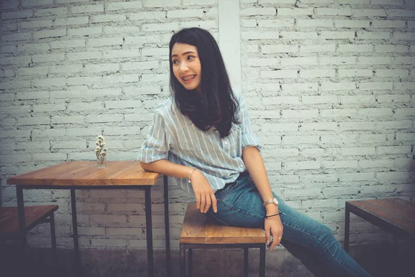 Młoda Kobieta Siedzi Kawiarni Świeżym Powietrzu Piękna Dziewczyna Stole Kawiarni — Zdjęcie stockowe