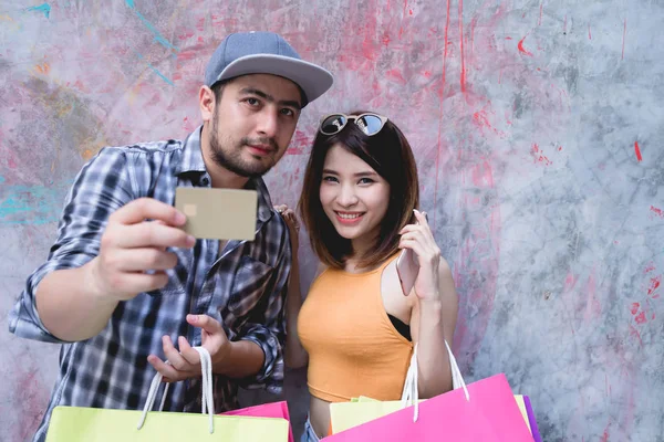 Junges Paar Beim Einkaufen Mit Kreditkarte Glücklich Asiatische Frau Und — Stockfoto