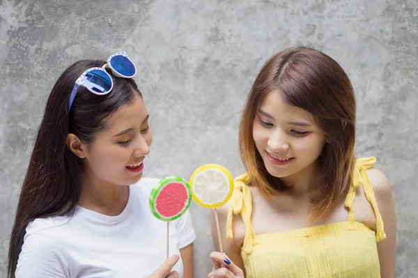 Okrzyki Szczęśliwy Młodych Kobiet Posiadających Candy Lollipop Dwie Młode Dziewczyny — Zdjęcie stockowe