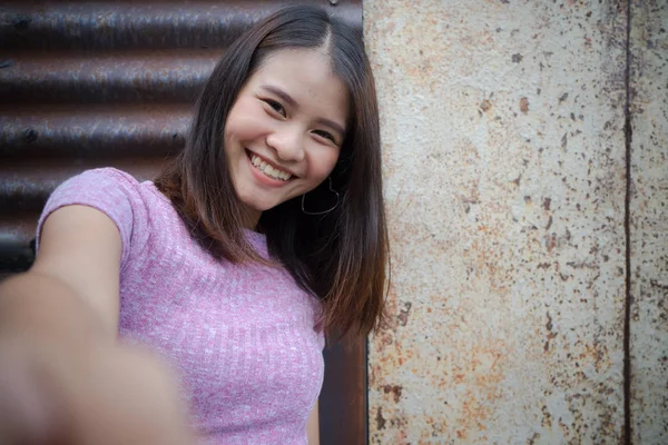 Uma Mulher Feliz Tirar Selfie Jovem Menina Asiática Simling Tirar — Fotografia de Stock