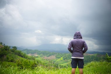 Dağ tepe üstünde ayakta adam. Özgürlük dağcı yüksek vadinin açık peyzaj üzerinde.