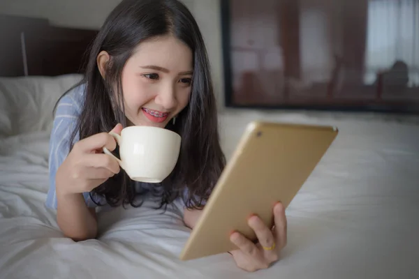 Kobieta Leżąc Łóżku Pomocą Laptopa Picia Kawy Młoda Dziewczyna Azji — Zdjęcie stockowe