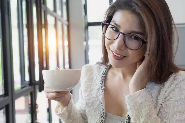 Geschäftsfrau Beim Kaffeetrinken Glückliches Junges Mädchen Mit Teetasse Café — Stockfoto