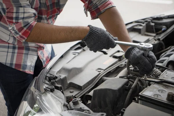 Close Mechanical Man Dirty Hands Using Tool Fix Repair Car — Stock Photo, Image