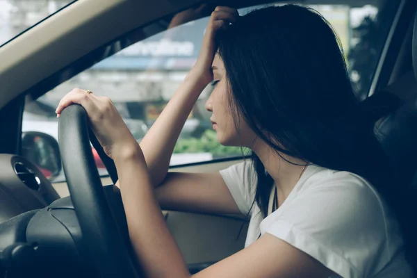 Having baş ağrısı acele saat trafik sıkışıklığı içinde araba sürüş sonra durdurmak arabada oturan kadını sürücüsü vurguladı. Yorgun, overworked sürücü otomobil ulaşım kavramı.