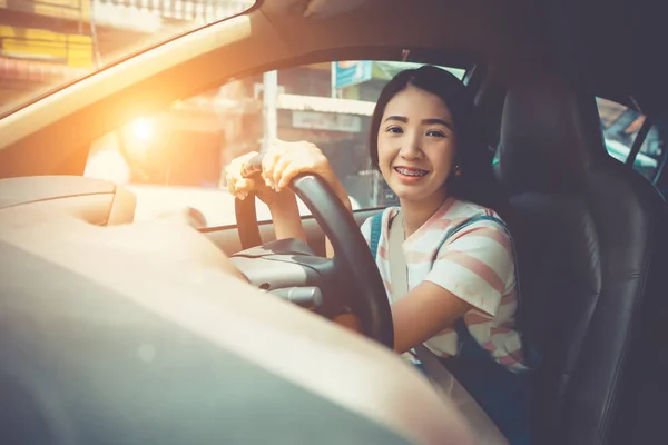 Giovane Donna Asiatica Guida Auto Mantiene Ruota Girando Sorridente Cercando — Foto Stock