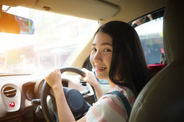 Giovane Donna Asiatica Guida Auto Mantiene Ruota Girando Sorridente Guardando — Foto Stock