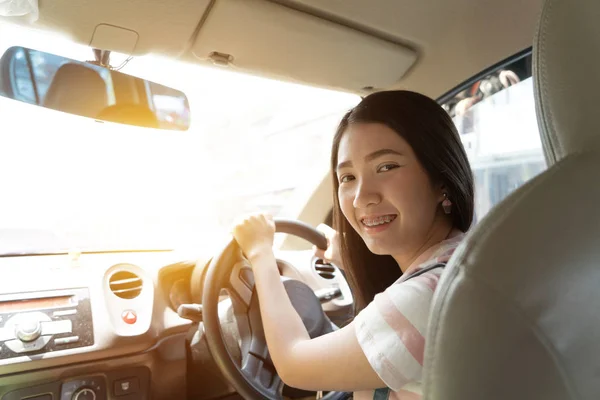 Giovane Donna Asiatica Guida Auto Mantiene Ruota Girando Sorridente Guardando — Foto Stock