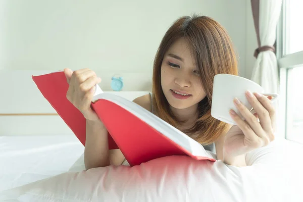 Junge Frau Die Morgens Hause Bett Kaffee Trinkt Mädchen Genießen — Stockfoto