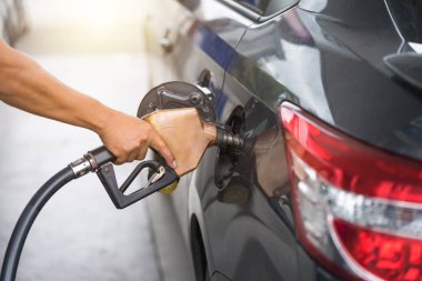 Benzin istasyonunda pompa, fosil yakıt yakıt ikmali arabada benzin yakıt pompalama