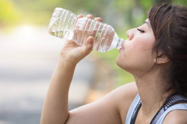 Spor kadın içme suyu şişe egzersiz sonrası