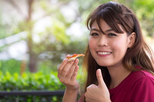 Mujer Joven Comiendo Deliciosa Pizza Mostrando Excelente Signo Mano Chica — Foto de Stock