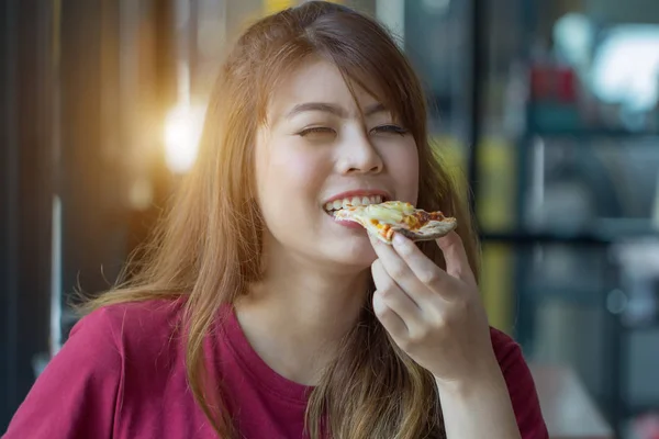 Kobieta Pizzę Restauracji — Zdjęcie stockowe