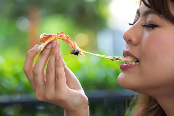 Kobieta Pizzę Restauracji — Zdjęcie stockowe