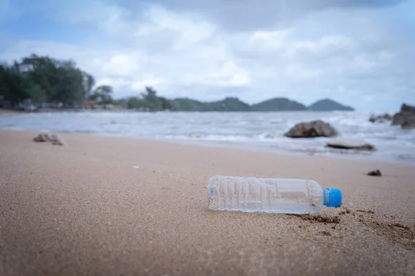 Отходы Пластиковых Бутылок Пляже Пустая Пластиковая Бутылка Мусора Осталась Песчаном — стоковое фото