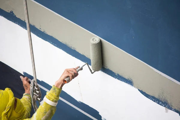 roll üzerine asılı ressamlar boyama renk yüksek building.safety İnşaat Asansör halat kemer City ile wall.facade Oluşturucu işçisi ile rulo fırça, bina.