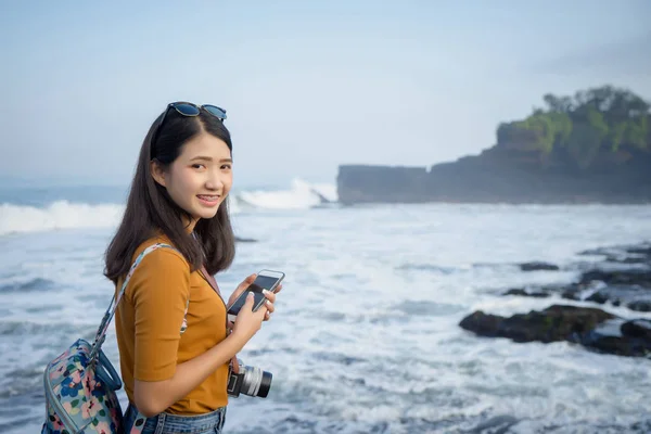 Viajante Menina Fotografia Com Câmera Dslr Tirar Foto Com Praia — Fotografia de Stock