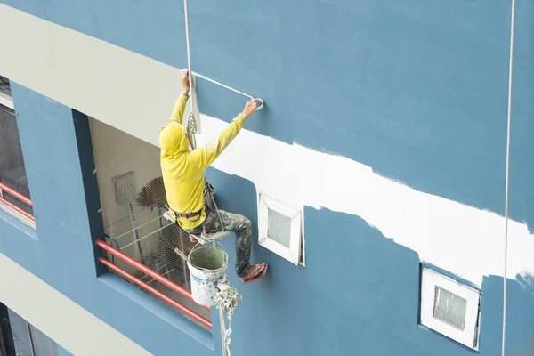 Malarze Wiszące Rolki Malowania Kolor Ścianie Budynku — Zdjęcie stockowe